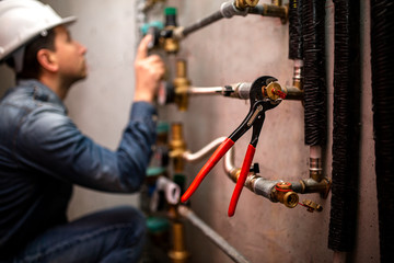 Close-up hydraulic clamp.