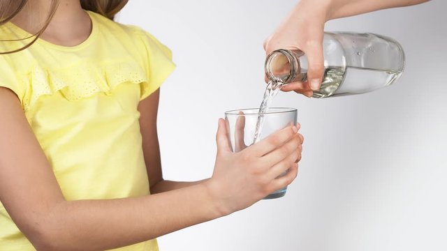 Мама налей воды. Девушка со стаканом воды. Картинки для детей мама наливает воду. Девочка наливает маме воды. Карточка девочка наливает воду.