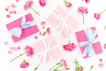 Obraz premium Floral composition of pink roses flowers and gifts on white background. Flat lay