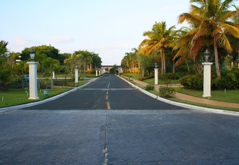 Fototapeta na wymiar Allée à l'entrée d'un hôtel de Punta Cana