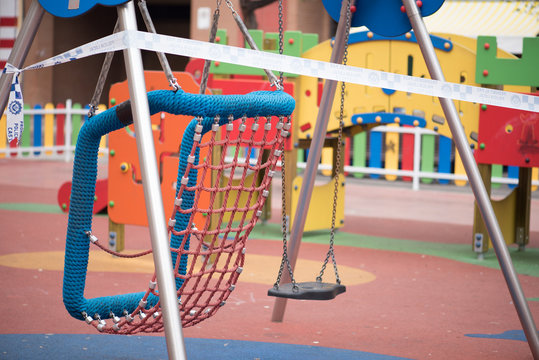 Parques infantiles de Castell&oacute;, Espa&ntilde;a,  precintados por estado de alarma covid19