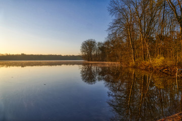 Fototapeta na wymiar Morgens an einem See der Seenplatte in Duisburg
