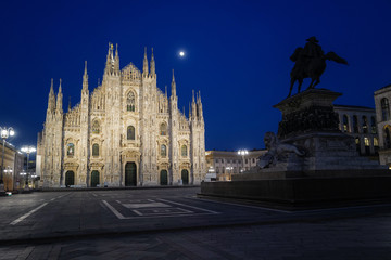 Fototapeta na wymiar Piazza del Duomo desolata durante la quarantena causata dal Corona Virus a Milano - Italia.