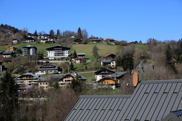 Antenne parabolique sur la toiture d'une habitation. Alpes Françaises. Saint-Gervais-les-Bains. Haute-Savoie. France.