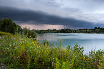 Gewitterfront über einem See