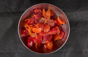 Recipiente con pequeños tomates aliñados