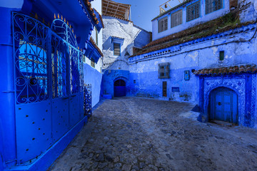 Kleine blaue Gasse in der Altstadt von Chefchaouen in Marokko