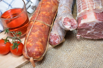 tipici salami e salsicce di maiale del sud italia
