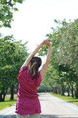 ストレッチをする女性