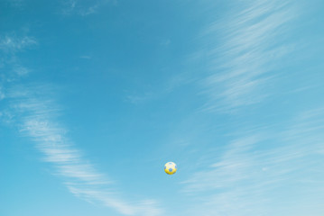 青空に浮かぶサッカーボール