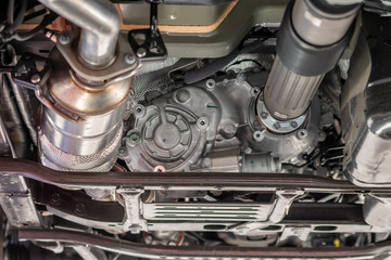 Unterboden eines Geländewagen , SUV oder Geländefahrzeugs zeigt automobile Ingenieurskunst im...