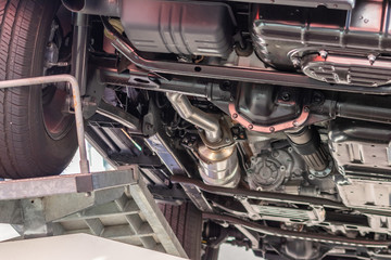 Unterboden eines Geländewagen , SUV oder Geländefahrzeugs zeigt automobile Ingenieurskunst im...