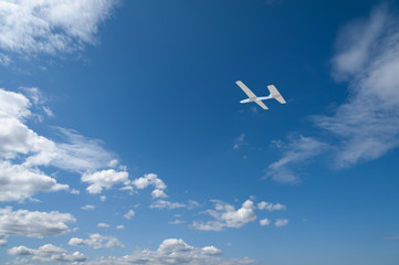 青空に紙飛行機