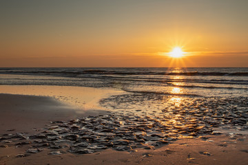 Zachód słońca na plaży w Callantsoog, Holandia Północna