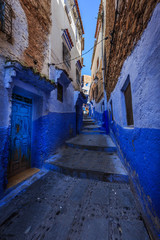 Kleine blaue Gasse in der Altstadt von Chefchaouen mit Treppen,  Marokko, 