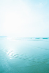 穏やかな海の波打ち際