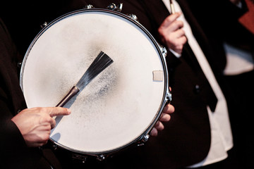 Dettaglio di un tamburello suonato durante un concerto