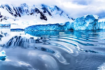 Gordijnen Snow Mountains Blue Glaciers Refection Dorian Bay Antarctica © Bill Perry