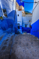 Blaue Altstadt von Chefchaouen mit Treppen in Marokko