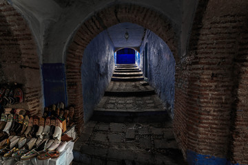  Kleine Gasse in der Altstadt von Chefchaouen mit Schuhgeschäft, Marokko