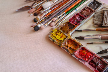 Obraz premium Composition with water colors and brushes on light paper background