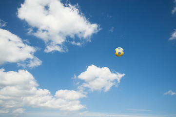 青空に浮かぶサッカーボール