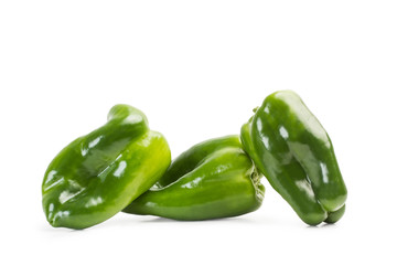 Pimientos verdes sobre fondo blanco aislado. Vista de frente. Copy space