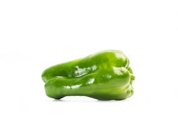 Un pimiento verde sobre fondo blanco aislado. Vista de frente. Copy space