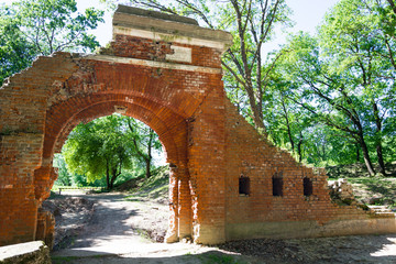 Brama z cegieł zabytkowego fortu z czasów wojny światowej