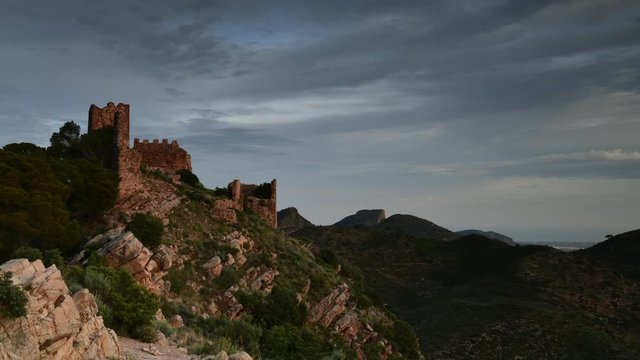 Bello time lapse de nubes pasando al atardecer por las ruinas del castillo de Serra. Valencia. Comunidad Valenciana. Espa&ntilde;a. Europa