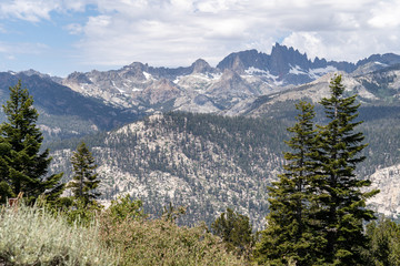 Obraz premium Minaret Vista Point in Mammoth Lakes California in the summer on a partly cloudy day