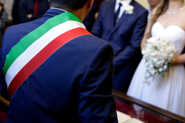 Celebrazione di un matrimonio civile da parte di un sindaco con fascia tricolore