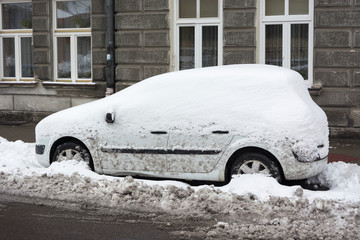 Auto zasypane śniegiem zima