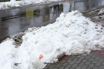 Chlapa śnieg i sól na drodze - obrazy, fototapety, plakaty