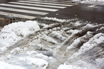 Chlapa śnieg i s&oacute;l na drodze