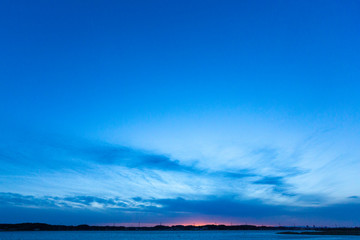 太陽が沈んだ後の夕焼けの名残、夜になる前