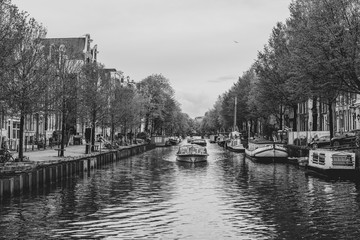 Fototapeta premium ein Kahn auf dem Kanal in Amsterdam in schwarzweiß