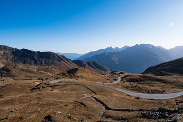 Fototapeta na wymiar eine kurvenreiche Straße in den Alpen