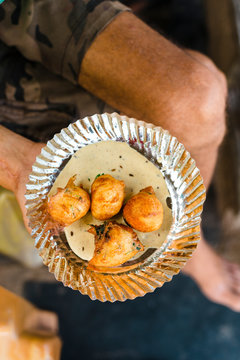 Indian fried vegetable snaks in a plate ready to eat