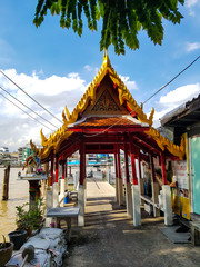 Obraz premium Pagoda lub pawilon przed molo
