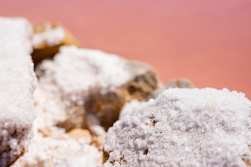 Agua de mar rosa y rocas con sal en salinas De San Pedro Región de Murcia