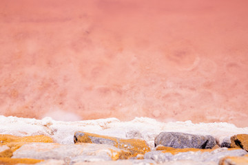 Agua de mar rosa y rocas con sal en salinas De San Pedro Región de Murcia