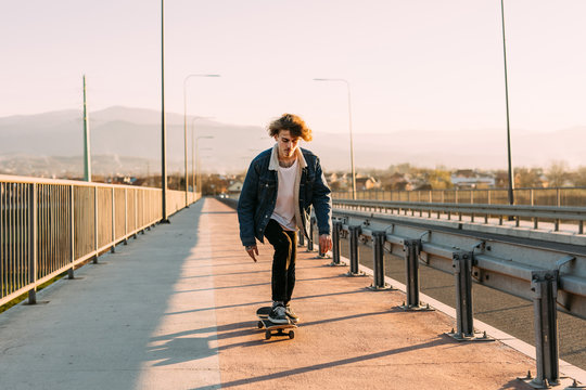 Young and wild - Teenage Skateboarder
