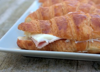 croissant à la béchamel au jambon et fromage