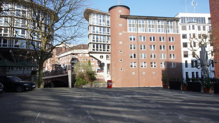 Hamburger M&uuml;lltonne mit Spruch vor der Alster