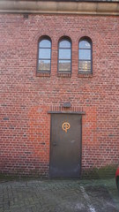 Kaputte T&uuml;r der Diakonie Hamburg 