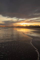 Playa con ciudad de fondo