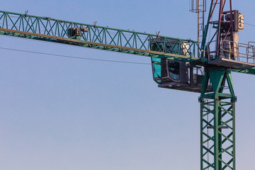 Dźwig budowlany podczas pracy © Fotoforce