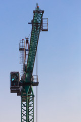 Dźwig budowlany podczas pracy © Fotoforce