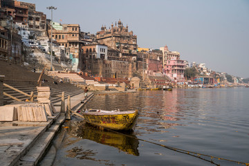 Obraz premium colorful ancient architecture on the river Ganges india